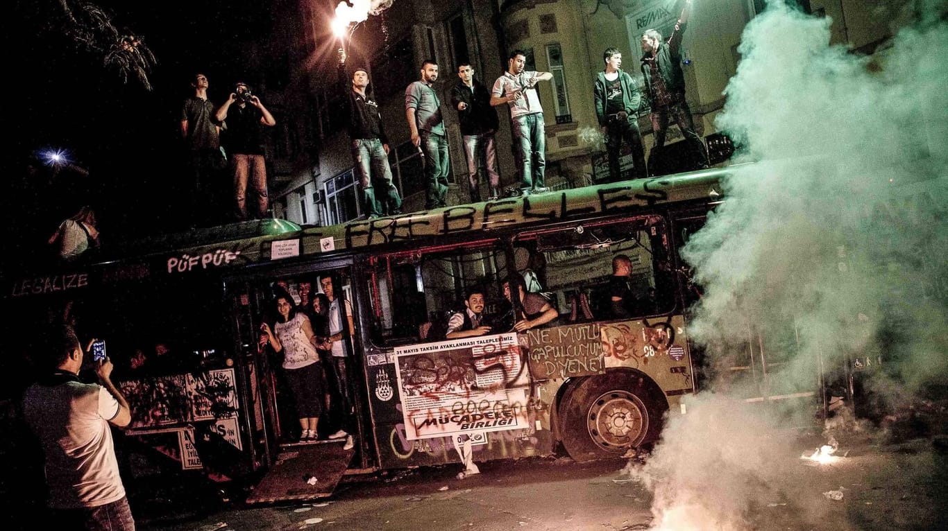 Demonstranten benutzen am Taksim-Platz einen Bus als Straßensperre.