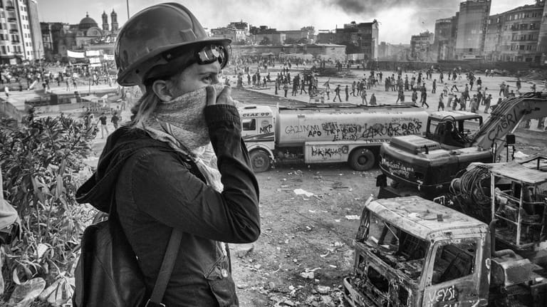 Viele Demonstranten trugen während der Gezi-Proteste Atemschutz und Bauarbeiterhelm.