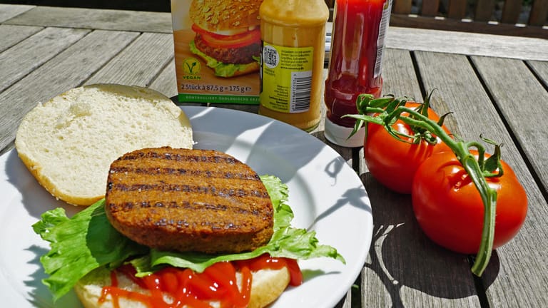 GutBio-Burger: Das vegane Burger Patty sieht auf den ersten Blick etwas trocken aus.