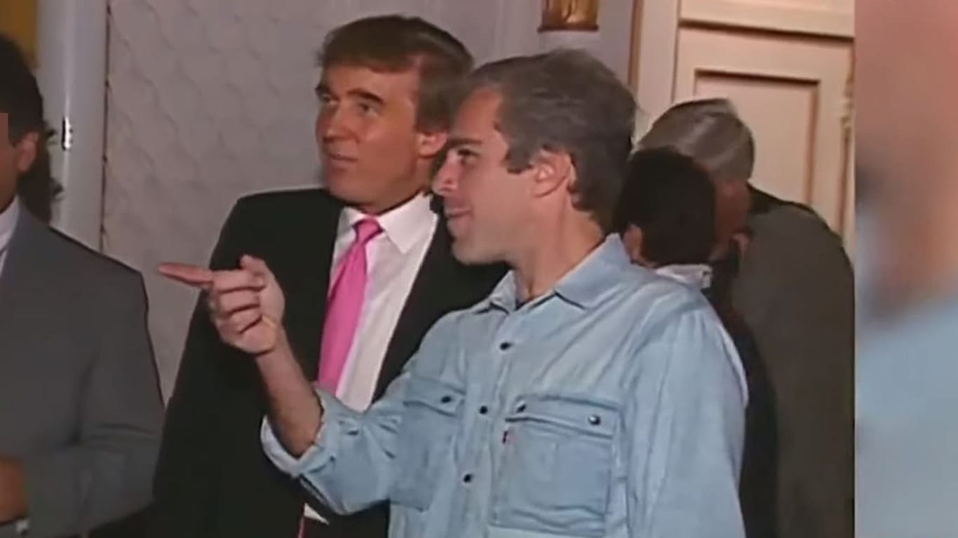 Donald Trump und Jeffrey Epstein 1992 auf einer Party im Golfklub Mar-a-Lago: Der Investmentbanker Epstein soll jahrelang minderjähriger Mädchen missbraucht haben.