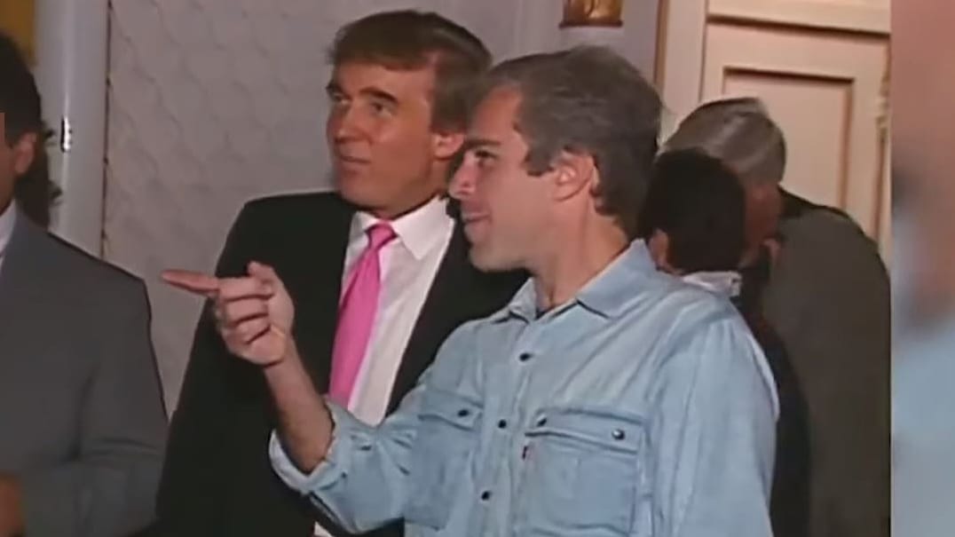 Donald Trump und Jeffrey Epstein 1992 auf einer Party im Golfklub Mar-a-Lago: Der Investmentbanker Epstein soll jahrelang minderjähriger Mädchen missbraucht haben. Donald Trump und Jeffrey Epstein 1992 auf einer Party im Golfklub Mar-a-Lago: Der Investmentbanker Epstein soll jahrelang minderjähriger Mädchen missbraucht haben.
