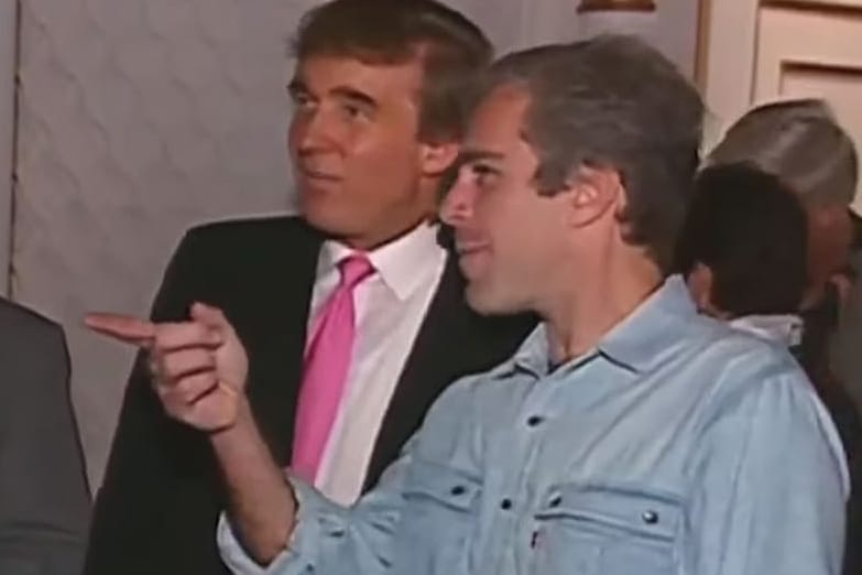 Donald Trump und Jeffrey Epstein 1992 auf einer Party im Golfklub Mar-a-Lago: Der Investmentbanker Epstein soll jahrelang minderjähriger Mädchen missbraucht haben.