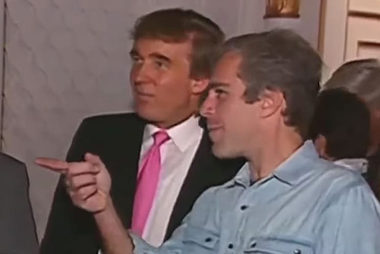 Donald Trump und Jeffrey Epstein 1992 auf einer Party im Golfklub Mar-a-Lago: Der Investmentbanker Epstein soll jahrelang minderjähriger Mädchen missbraucht haben.