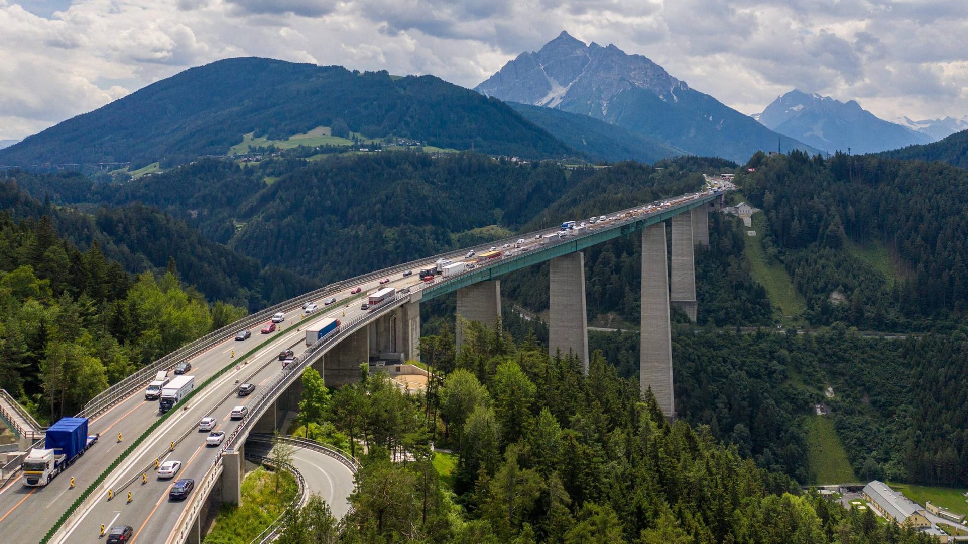 Die Europabrücke der Brennerautobahn (Symbolbild): In der Brenner-Krise kommen am Donnerstag die Verantwortlichen beider Länder zusammen. Die Fronten sind verhärtet.