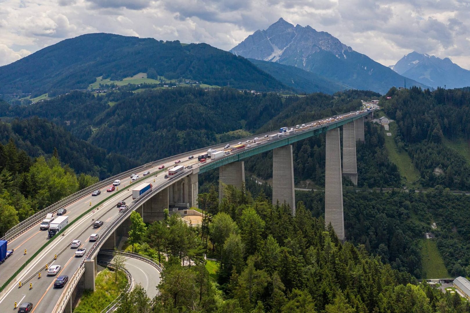 Die Europabrücke der Brennerautobahn (Symbolbild): In der Brenner-Krise kommen am Donnerstag die Verantwortlichen beider Länder zusammen. Die Fronten sind verhärtet.