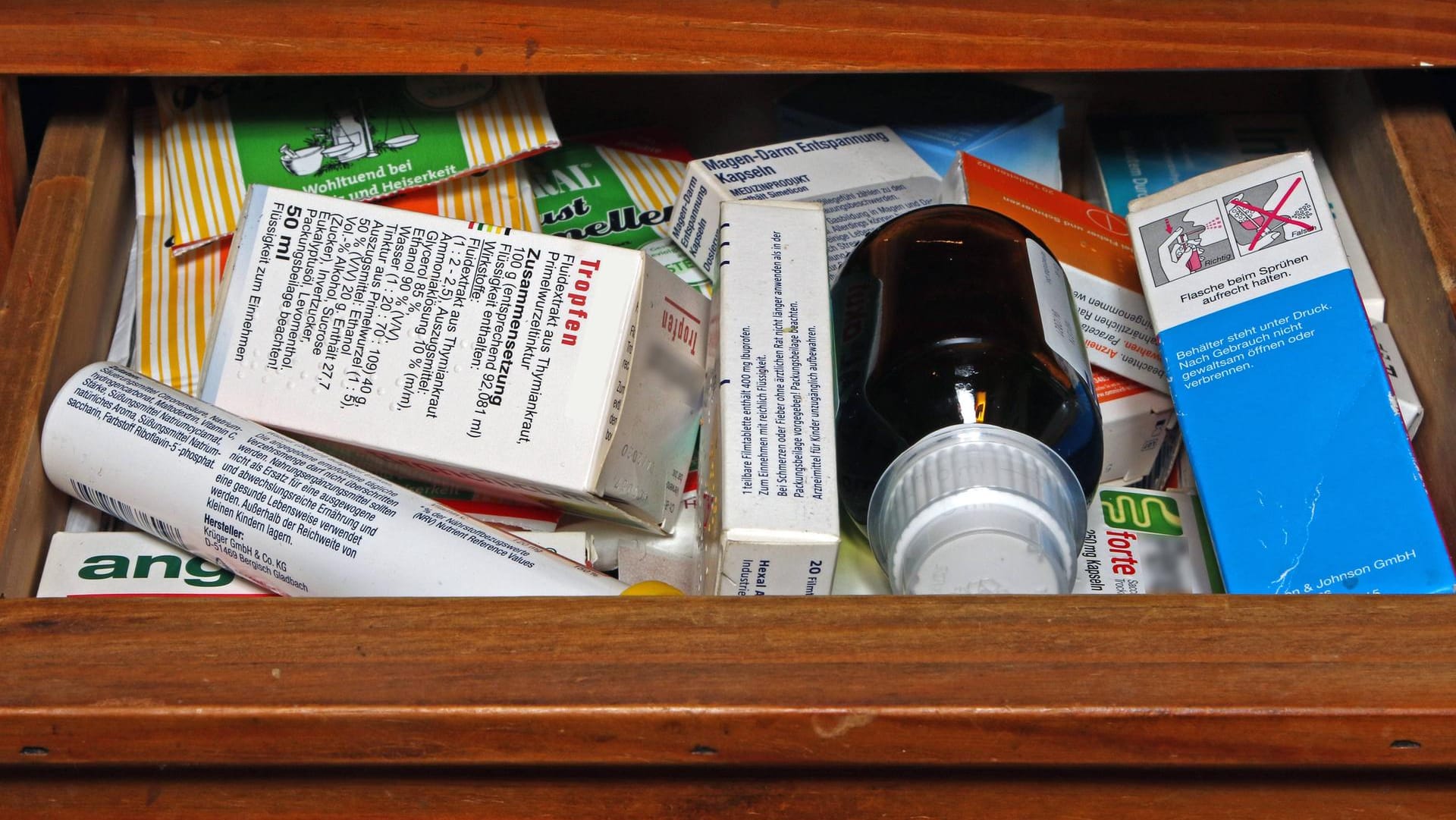 Hausapotheke mit handelsüblicher Medizin TEILS HERSTELLERNAME ENTFERNT Medikamente in einer Schublad