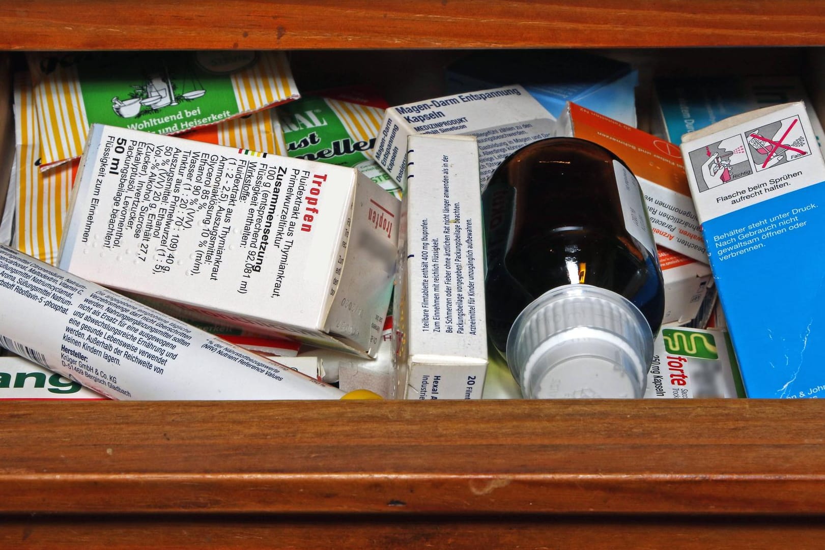 Hausapotheke mit handelsüblicher Medizin TEILS HERSTELLERNAME ENTFERNT Medikamente in einer Schublad