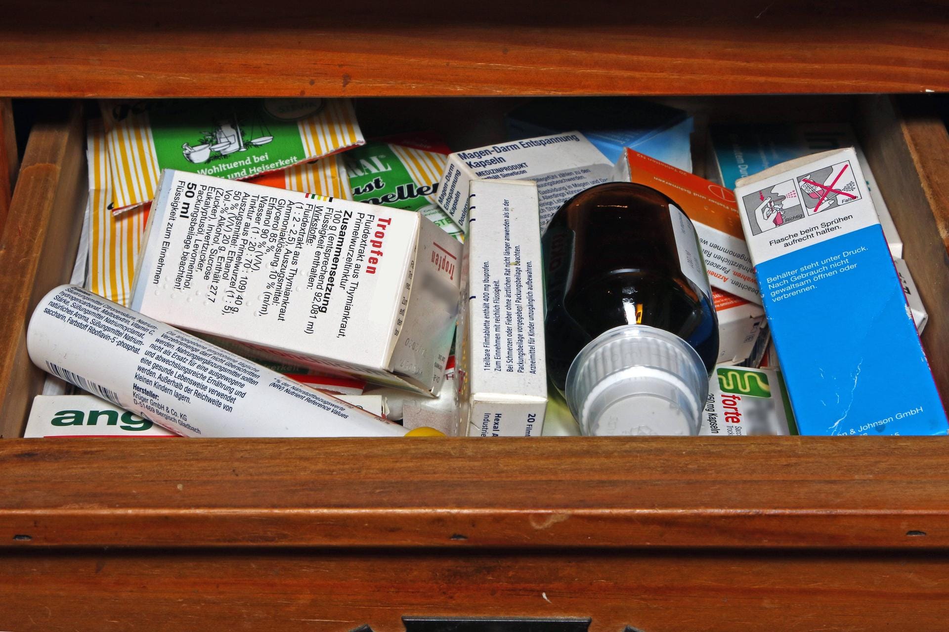 Hausapotheke mit handelsüblicher Medizin TEILS HERSTELLERNAME ENTFERNT Medikamente in einer Schublad