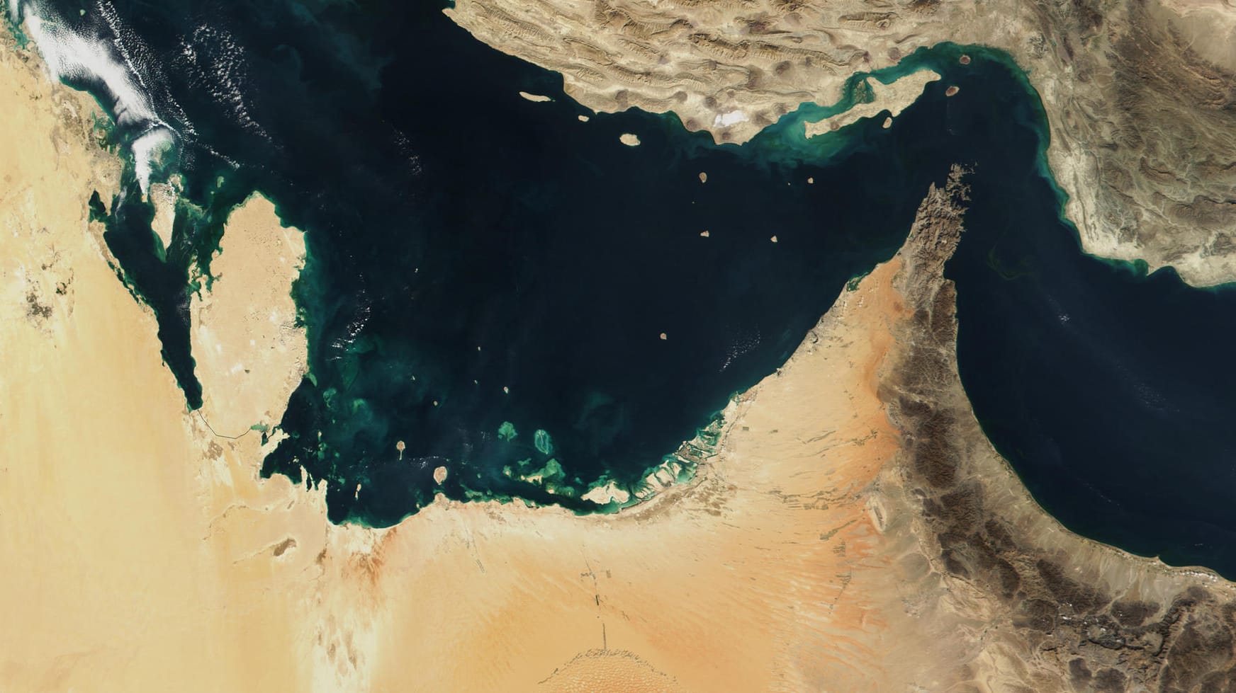 Eine Luftaufnahme der Straße von Hormus: Die Meerenge zwischen Persischem Golf und dem Golf von Oman ist von zentraler Bedeutung für die Handelsschifffahrt.