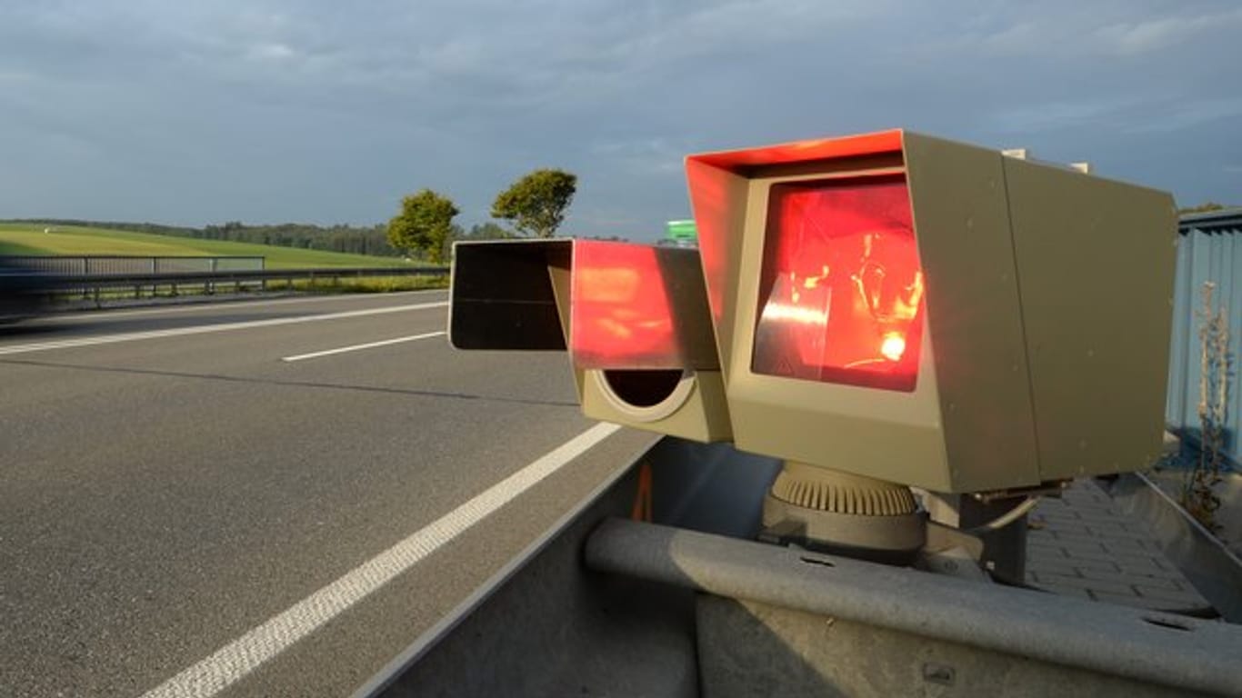Blitzer an einer Autobahn: Nach einem Urteil des Bayerischen Verwaltungsgerichtshofs blieb es dabei, dass eine Frau aufgrund einer Geschwindigkeitsüberschreitung ein Fahrtenbuch führen muss. Der Fahrer des Wagens zu dem Zeitpunkt des Blitzerfotos hatte nicht ermittelt werden können.