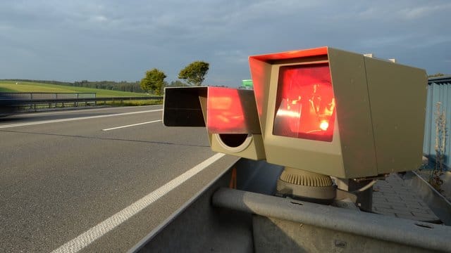 Blitzer an einer Autobahn: Nach einem Urteil des Bayerischen Verwaltungsgerichtshofs blieb es dabei, dass eine Frau aufgrund einer Geschwindigkeitsüberschreitung ein Fahrtenbuch führen muss. Der Fahrer des Wagens zu dem Zeitpunkt des Blitzerfotos hatte nicht ermittelt werden können.