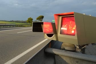 Blitzer an einer Autobahn: Nach einem Urteil des Bayerischen Verwaltungsgerichtshofs blieb es dabei, dass eine Frau aufgrund einer Geschwindigkeitsüberschreitung ein Fahrtenbuch führen muss. Der Fahrer des Wagens zu dem Zeitpunkt des Blitzerfotos hatte nicht ermittelt werden können.