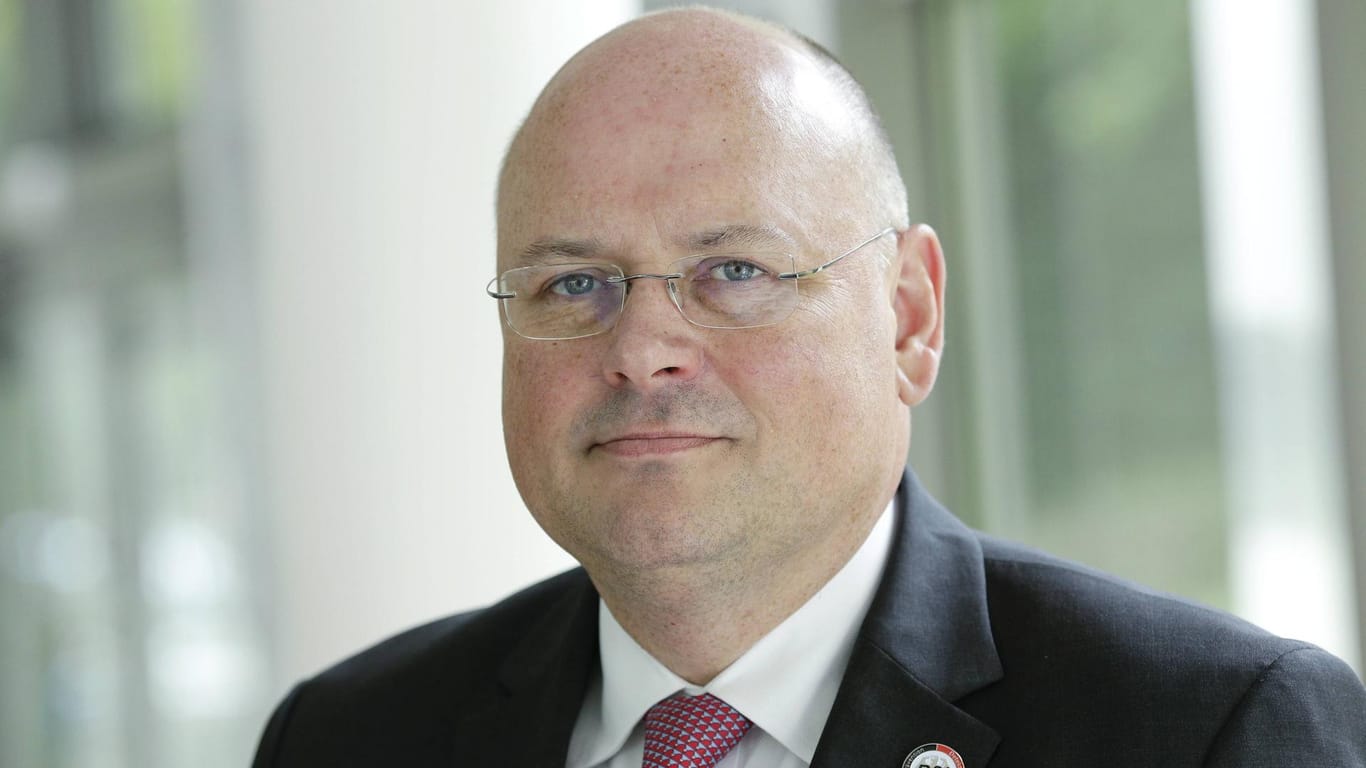 Arne Schönbohm: Seit 2016 ist er Präsident des Bundesamts für Sicherheit in der Informationstechnik. Zuvor war er Vorstandsmitglied von BSS BuCET Shared Services AG, einer Beratungsfirma für Unternehmen im Bereich Digitalisierung.