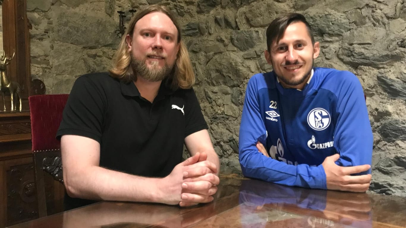 Steven Skrzybski (r.) traf t-online.de-Sportredakteur Alexander Kohne während des Schalker Trainingslagers im österreichischen Mittersill.