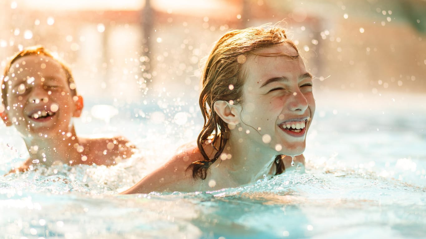 Kinder planschen im Pool: Gerötete Augen und gereizte Schleimhäute können Hinweise auf eine Chlorreizung sein.
