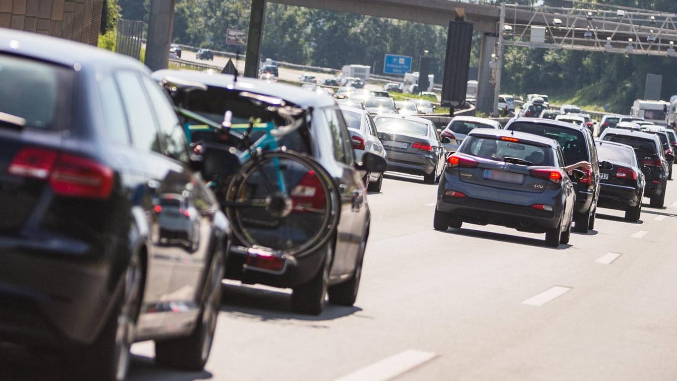 Dichter Verkehr auf der Autobahn: Bei zu geringem Abstand zum Vordermann sollten Sie den Fuß vom Gas nehmen.