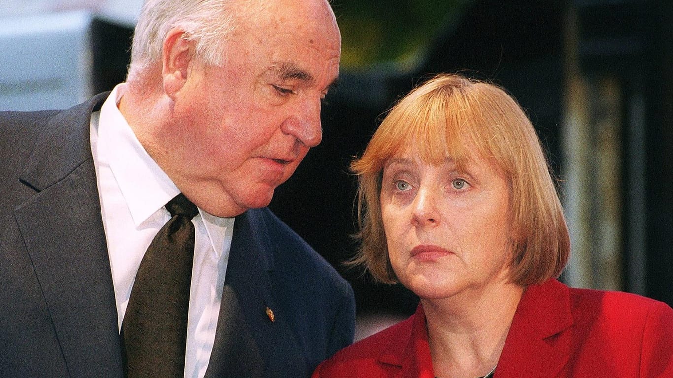 Helmut Kohl und Angela Merkel im Jahr 2001: Kohl galt als Förderer von Merkel. Der Altkanzler ernannte sie in der damaligen Regierung zur Umweltministerin.