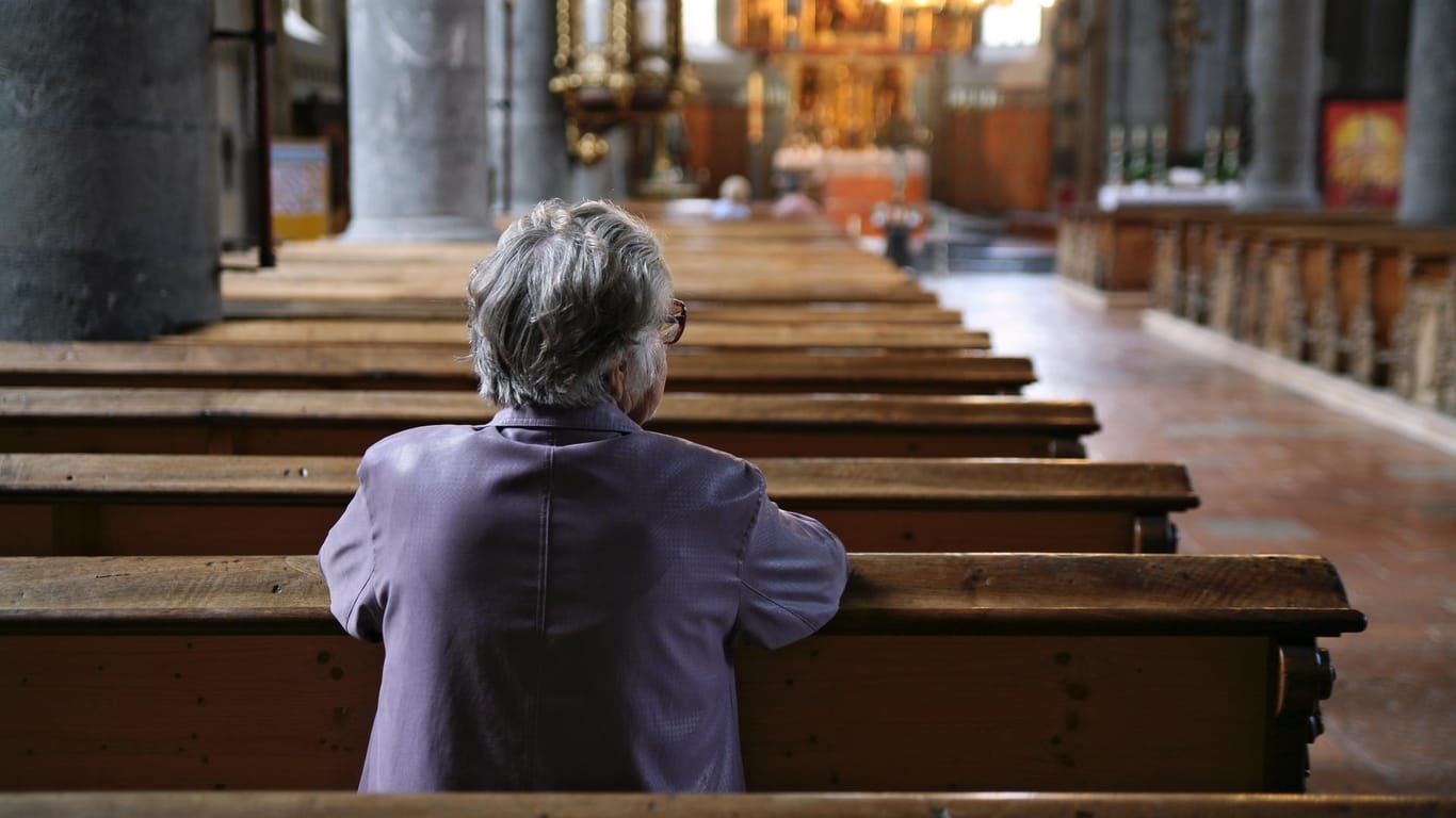 Frau in der Kirche: Immer mehr Menschen treten aus der Kirche aus.