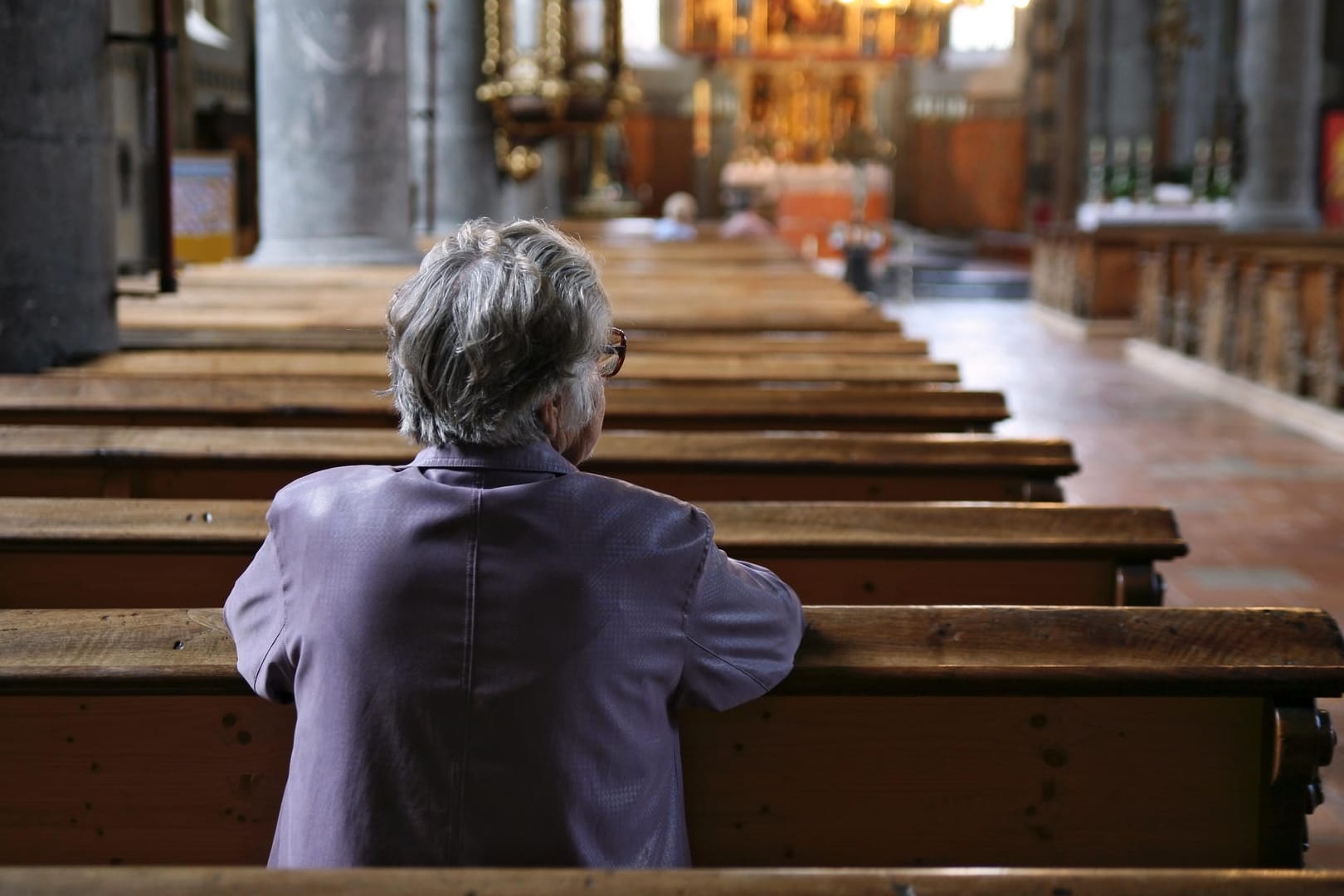 Frau in der Kirche: Immer mehr Menschen treten aus der Kirche aus.