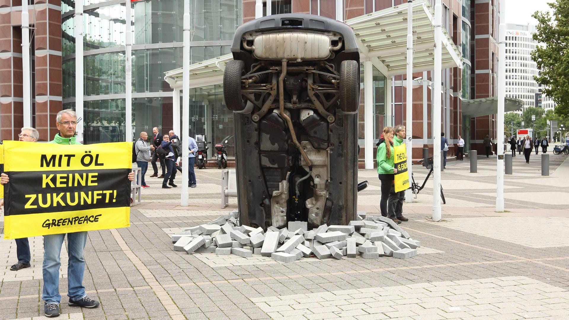 PROTEST VON GREENPACE MIT OEL KEINE ZUKUNFT IAA FRANKFURT PUBLICATIONxNOTxINxUSA