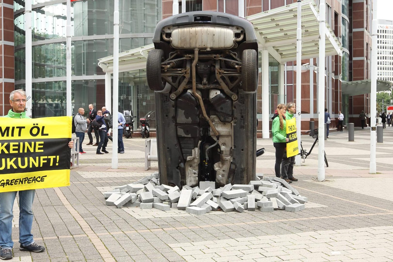 PROTEST VON GREENPACE MIT OEL KEINE ZUKUNFT IAA FRANKFURT PUBLICATIONxNOTxINxUSA