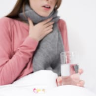 Halsschmerzen: Bei einer Mandelentzündung können neben Medikamenten auch Hausmittel sinnvoll gegen die Beschwerden eingesetzt werden.