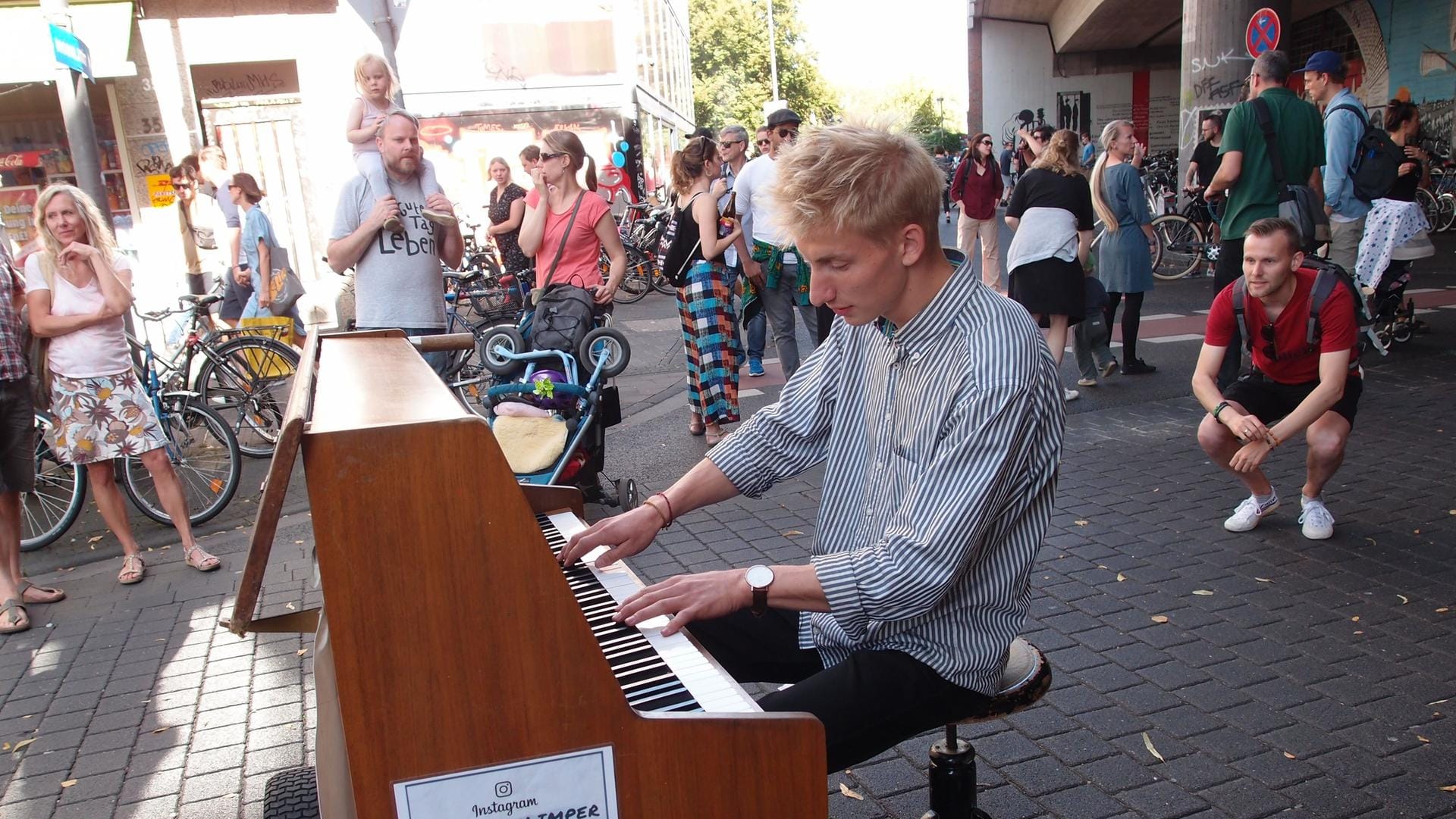 Ein Klavierspieler in Klön: Stadtgeklimper-Pianist Thelonius Herrmann.