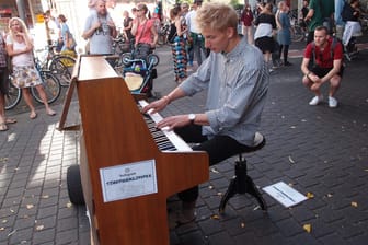 Ein Klavierspieler in Klön: Stadtgeklimper-Pianist Thelonius Herrmann.