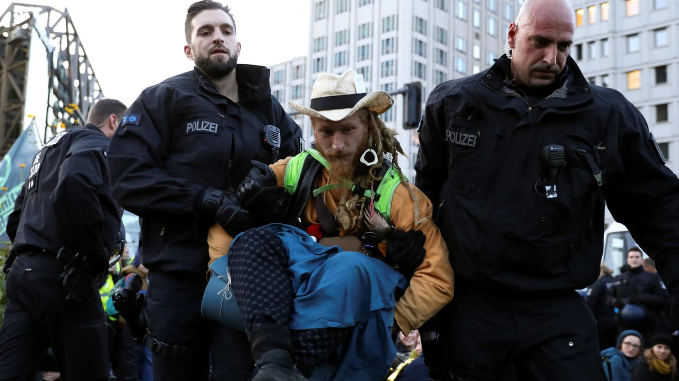 Die Polizei trägt Klima-Demonstranten vom Potsdamer Platz.