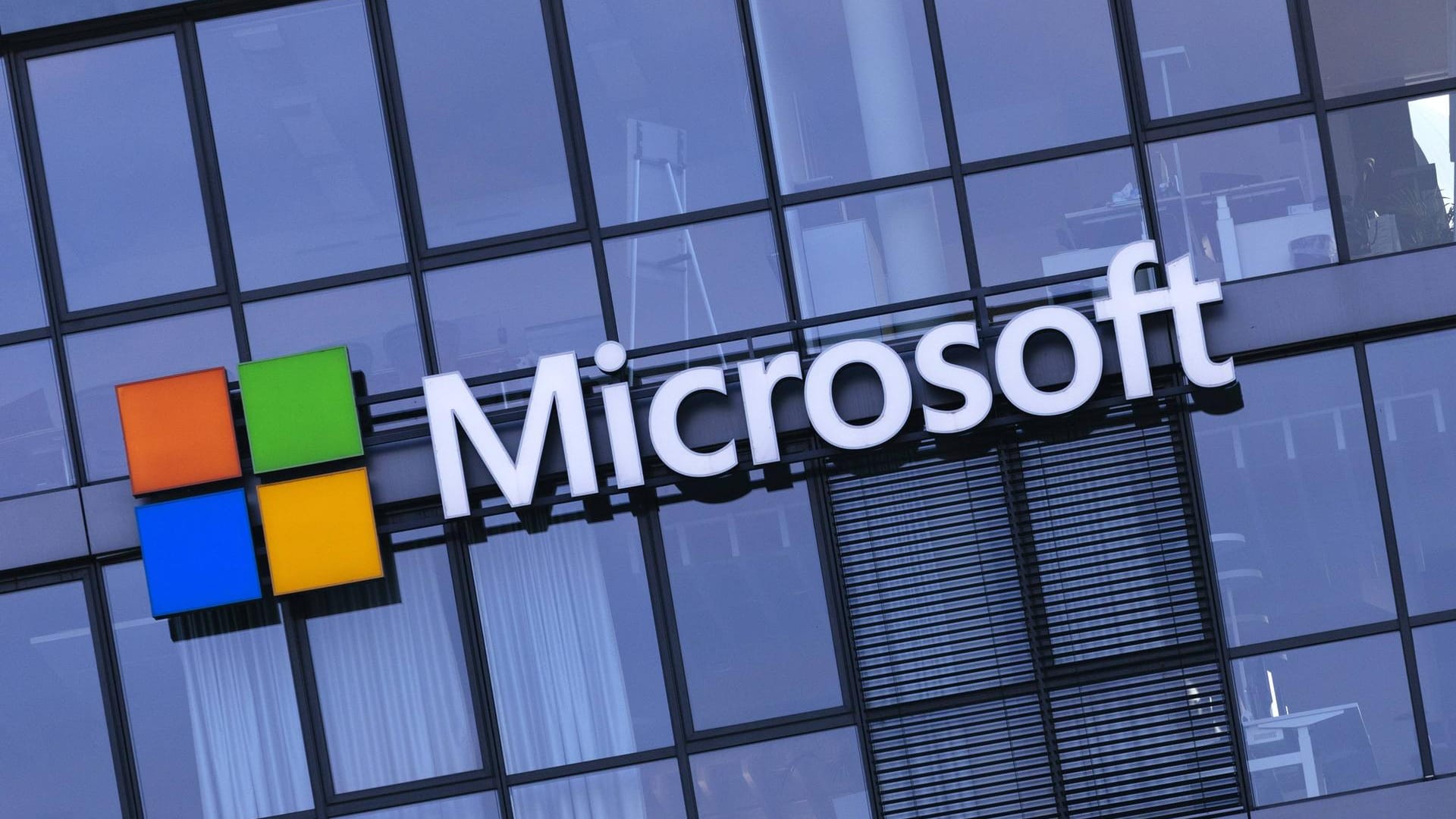 Logo der Microsoft Corporation am Sitz der Microsoft Deutschland GmbH im Rheinauhafen Köln 26 08 2 Logo der Microsoft Corporation am Sitz der Microsoft Deutschland GmbH im Rheinauhafen Köln 26 08 2
