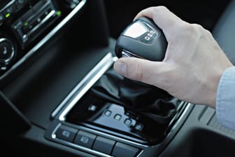 "P" steht für Parken: Automatik-Fahrer sollten nicht nur den Schalthebel auf die richtige Position stellen, sondern zum Parken auch die Handbremse ziehen.