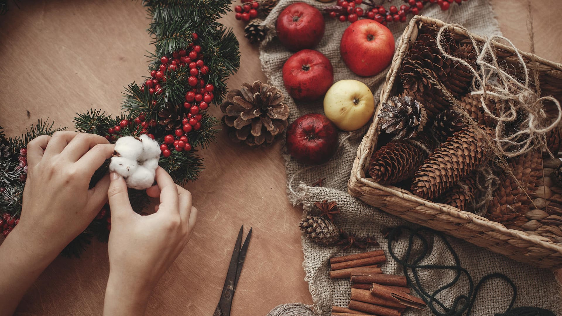 Adventskranz selber machen: Zur Weihnachtszeit gehört Basteln und Dekorieren für viele dazu.