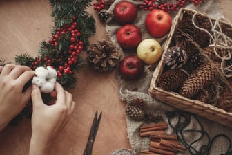 Adventskranz selber machen: Zur Weihnachtszeit gehört Basteln und Dekorieren für viele dazu.