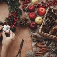 Adventskranz selber machen: Zur Weihnachtszeit gehört Basteln und Dekorieren für viele dazu.