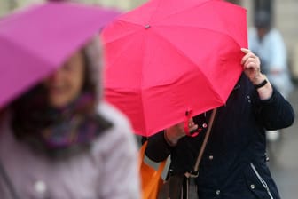 Regenschirm einpacken: Am Wochenende kann es im Norden stürmisch werden.