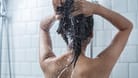 Eine Frau duscht: Morgens kommt es unter der Dusche auf die richtige Wassertemperatur an.