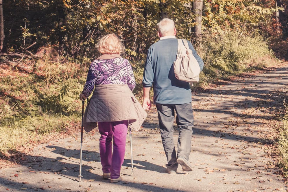 Zwei ältere Menschen gehen spazieren: Forscher gehen davon aus, dass Demenz am Gang erkennbar sein könnte – noch bevor das Gedächtnis die Betroffenen im Stich lässt.