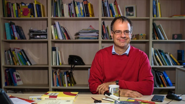 Physik-Professor Dr. Frank Wilhelm-Mauch an seinem Schreibtisch an der Universität des Saarlandes. Wilhelm-Mauch koordiniert ein Projekt, das einen europäischen Quantencomputer baut.