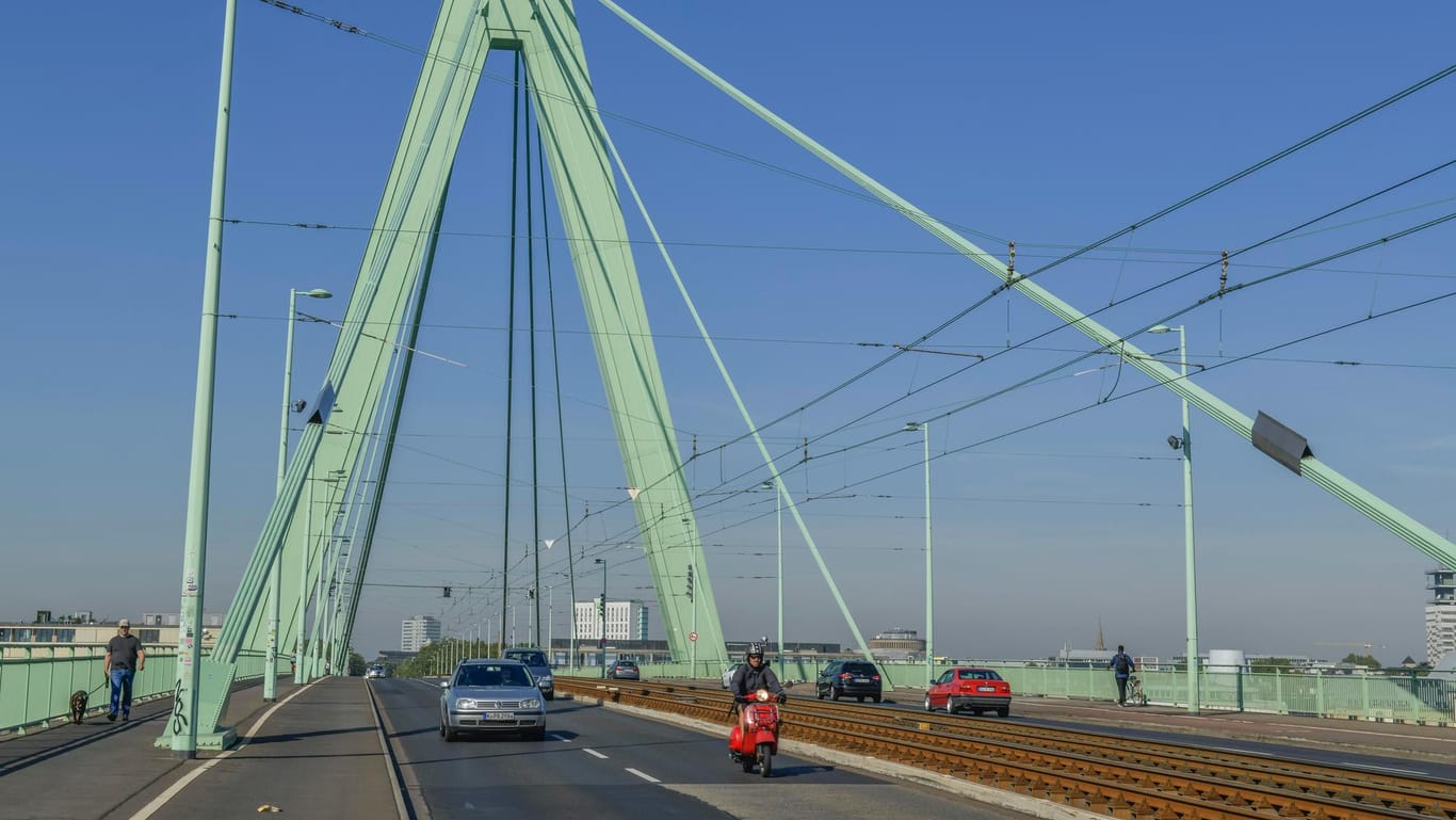 Die Severinsbrücke in Köln: Sie muss wegen eines möglichen Bombenfundes teilweise gesperrt werden.