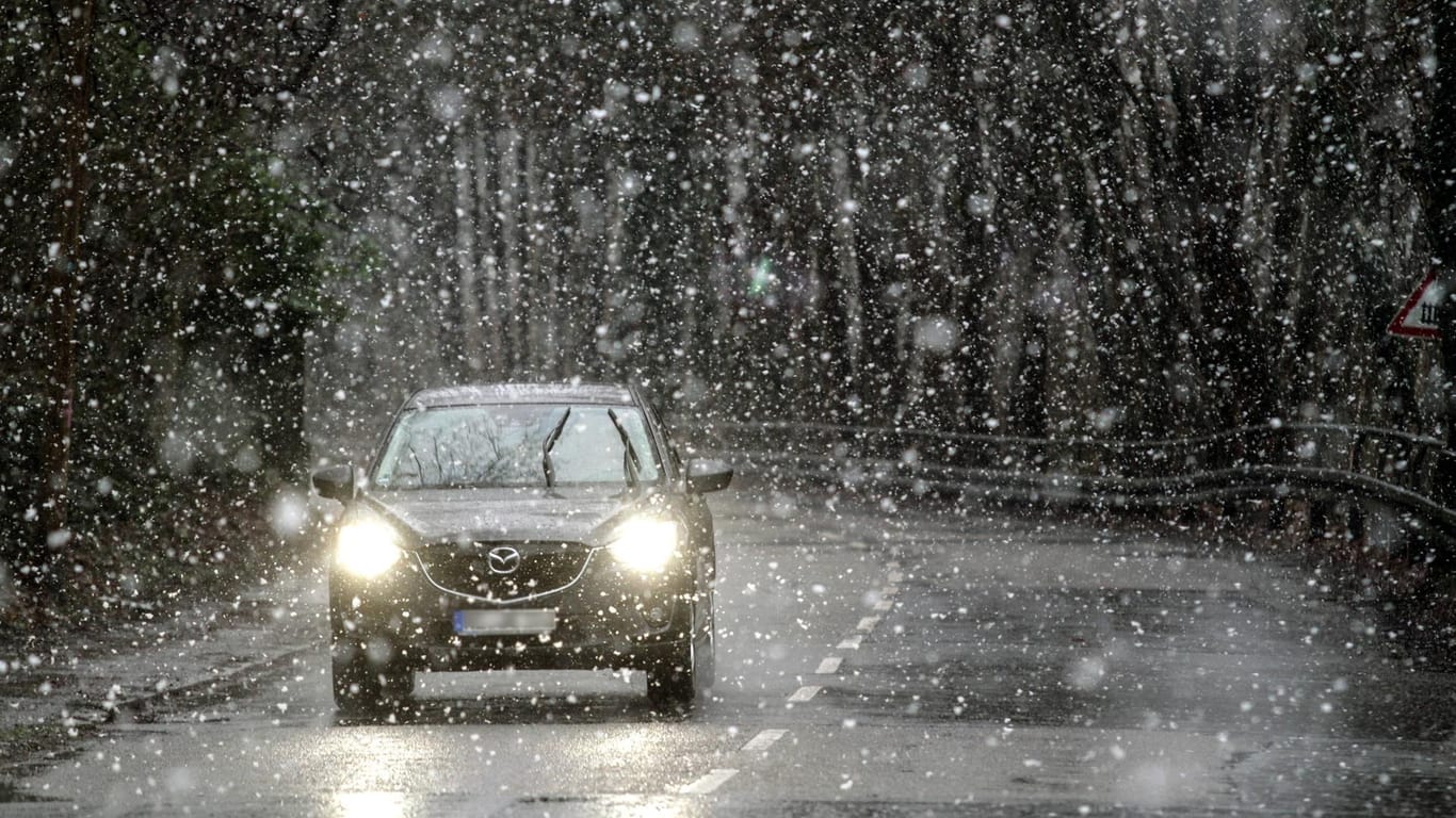 Schneeregen im Straßenverkehr: Auf den goldenen Oktober folgt der schmuddelige November. (Archivbild)