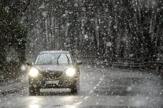 Schneeregen im Straßenverkehr: Auf den goldenen Oktober folgt der schmuddelige November. (Archivbild)