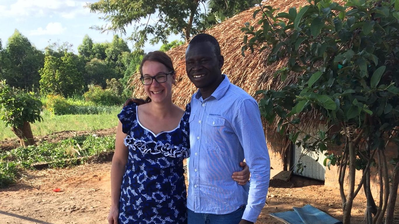 Doka Hissen wurde 1985 im Südsudan geboren. Als der Bürgerkrieg ausbrach, studierte er mit Hilfe einer deutschen Organisation in Albanien. Zuvor hatte er seine zukünftige Frau Anne kennengelernt. Heute leben beide in Deutschland und engagieren sich mit einem Verein für die Menschen in Dokas Heimat.