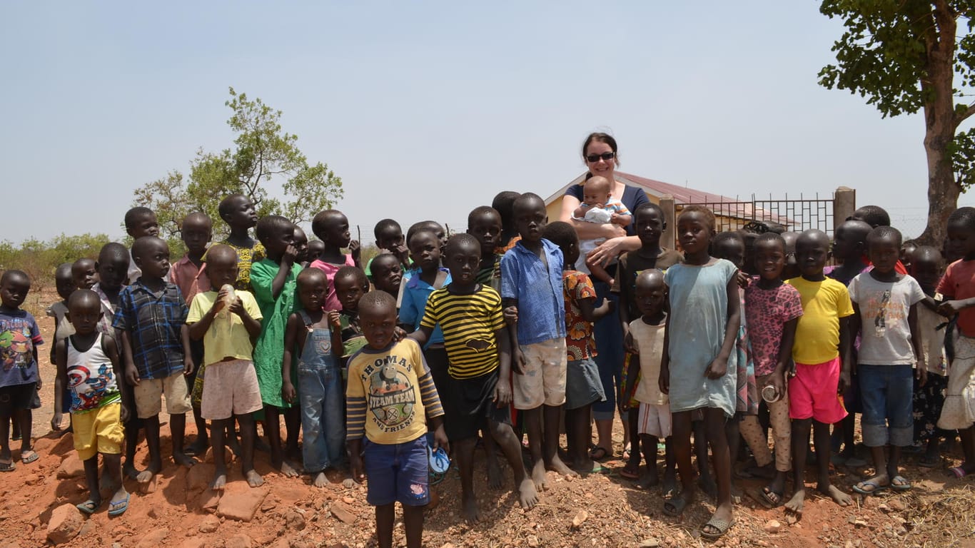 Anne Hissen bei dem Besuch südsudanesischer Kinder in einem Flüchtlingslager in Uganda. Als Kinderkrankenschwester arbeitete sie für ein halbes Jahr in dem Land. Heute will sie die Menschen gemeinsam mit ihrem Mann durch einen Verein helfen.