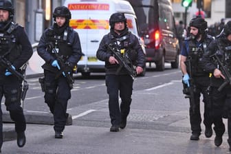 Bewaffnete Polizisten nahe der London Bridge: Der Angreifer trug laut Scotland Yard die Attrappe eines Sprengstoffgürtels.
