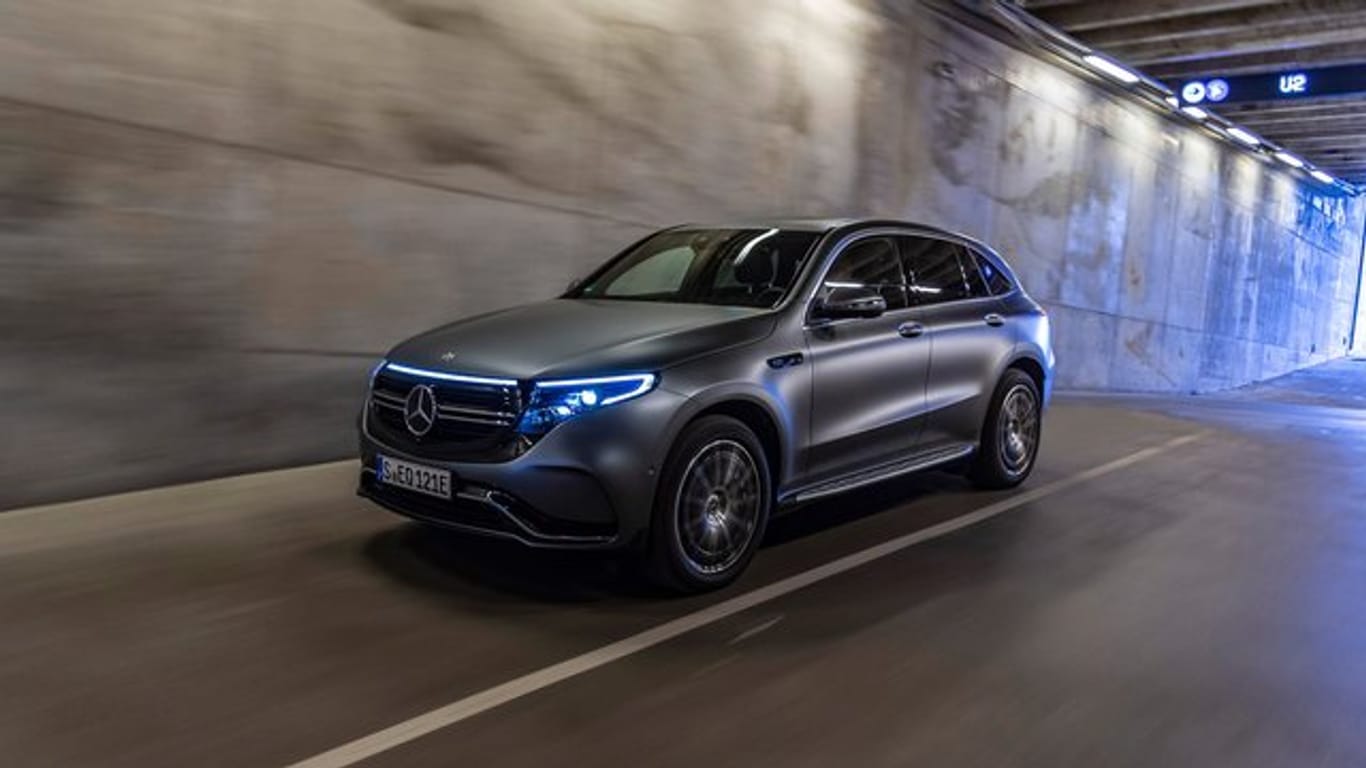 Für eine bessere Schadstoffbilanz eignet sich ein elektrifizierter SUV: Mercedes geht mit dem EQC neue Wege.