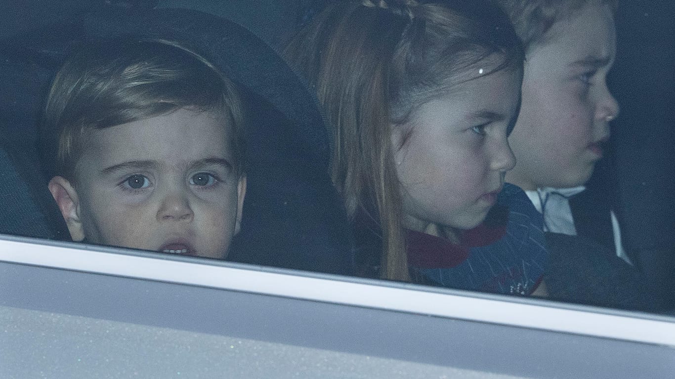 Prinz Louis, Prinzessin Charlotte und Prinz George: Auf der Weihnachtskarte schauen die drei weitaus glücklicher drein.