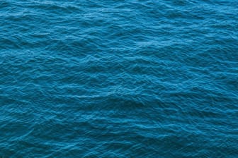 Eine ruhige Meeresoberfläche: Die Ozeane gehören zu den größten natürlichen CO2-Speichern. Jetzt wollen das auch Unternehmen für sich nutzen.
