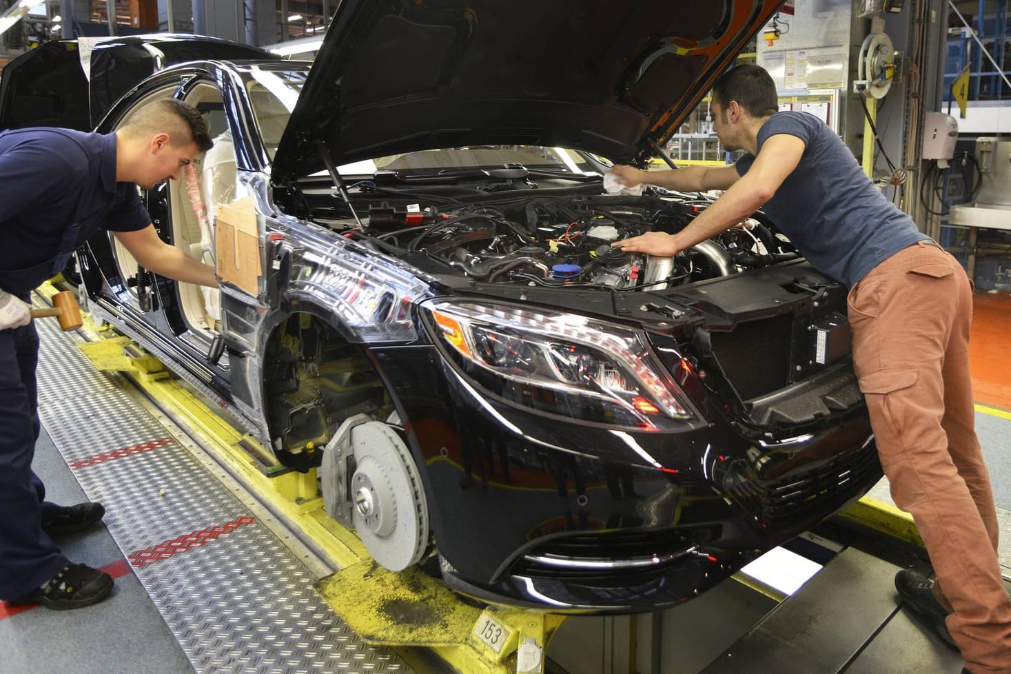 Produktion bei Mercedes in Sindelfingen: Die USA sollen der EU mit Zöllen auf Autos gedroht haben.