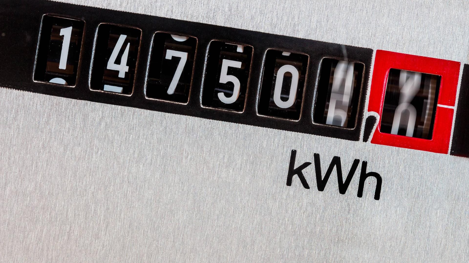 Stromzähler: Wegen der stark steigenden Strompreise, ist es sinnvoll, die Stromfresser im Haushalt ausfindig zu machen. Stromzähler: Wegen der stark steigenden Strompreise, ist es sinnvoll, die Stromfresser im Haushalt ausfindig zu machen.