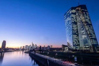 Der Sitz der Europäischen Zentralbank (EZB) in Frankfurt: Hier findet die turnusmäßige Ratssitzung der EZB mit einer Zinsentscheidung statt.